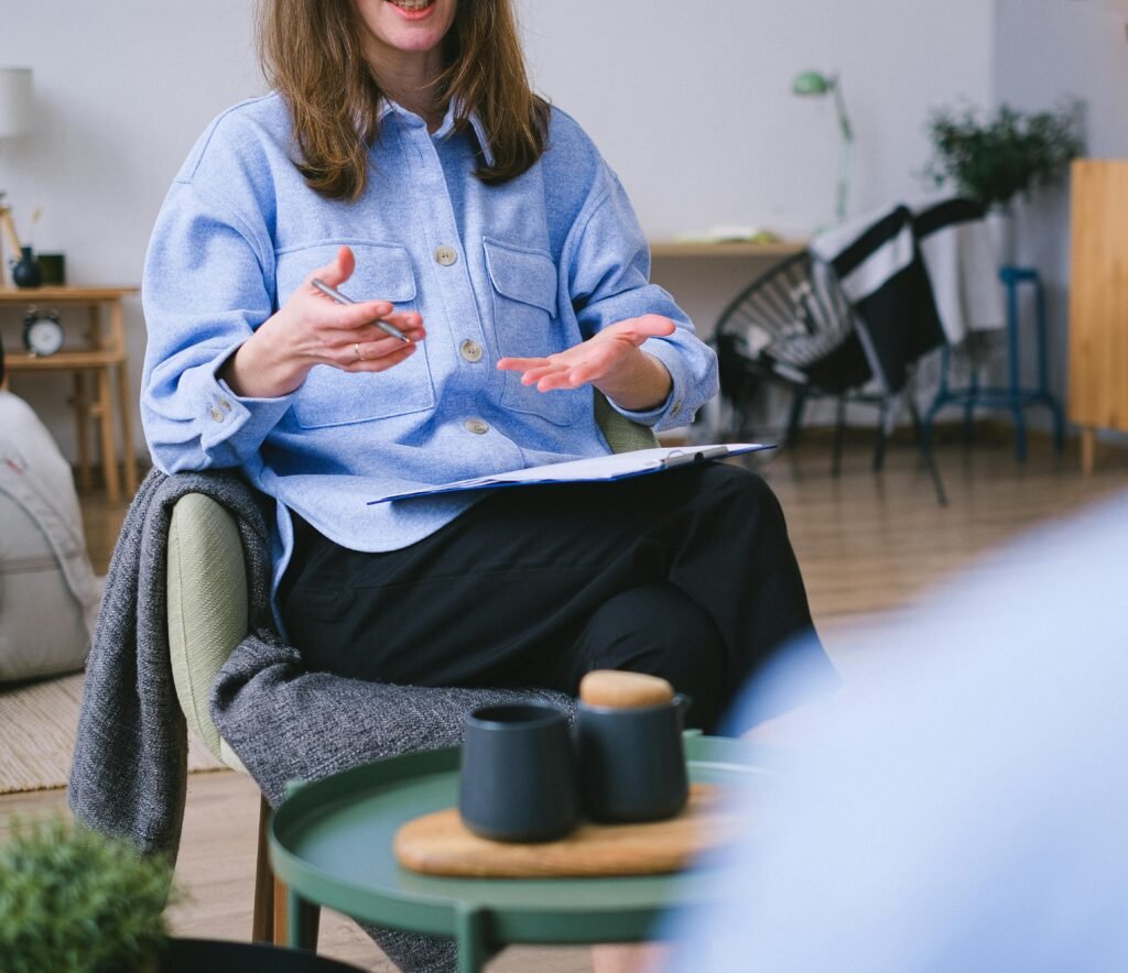 Un coach parle en séance de coaching au sujet de la méthodologie et du burn-out.